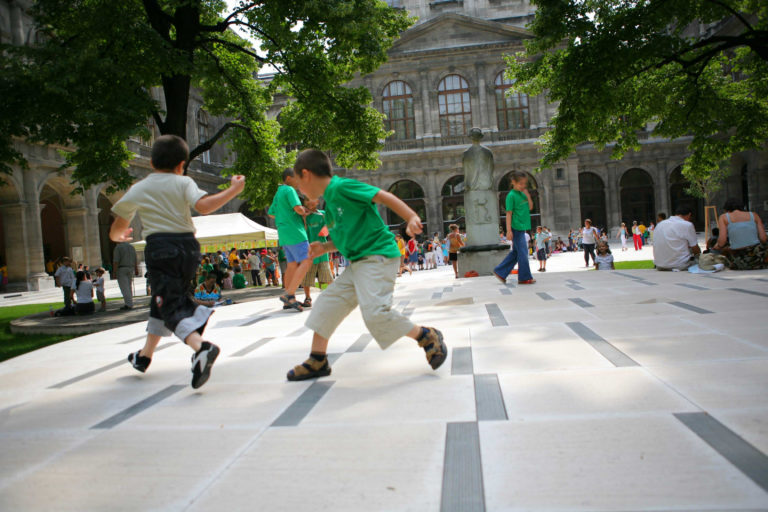 Kinder laufen im Hof der Uni Wien