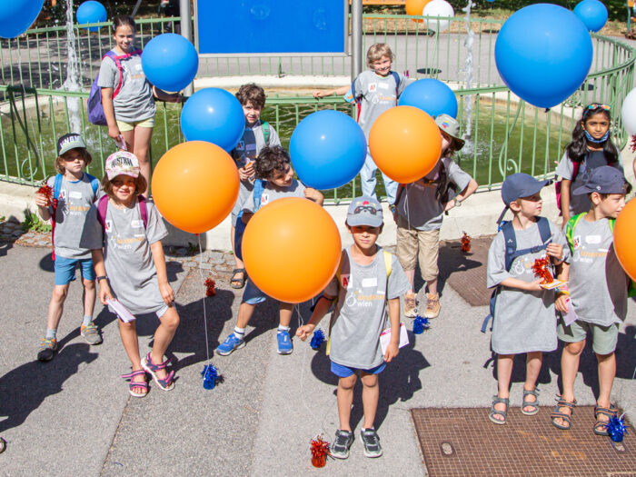 KinderuniWien Studierende mit Luftballons am Campus