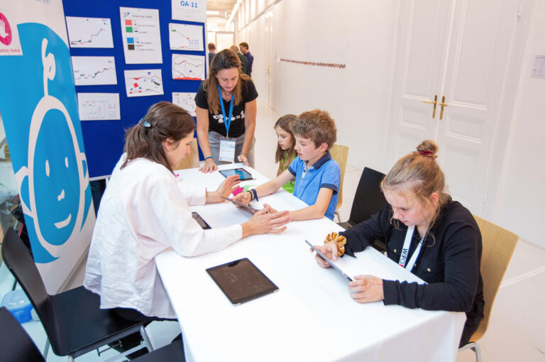 Kinder bei einer Forschungsstation des Kinderbüros