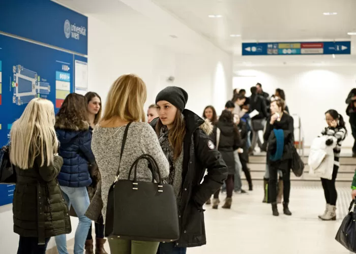 Jugendliche in einem Gang im Hauptgebäude der Universität Wien